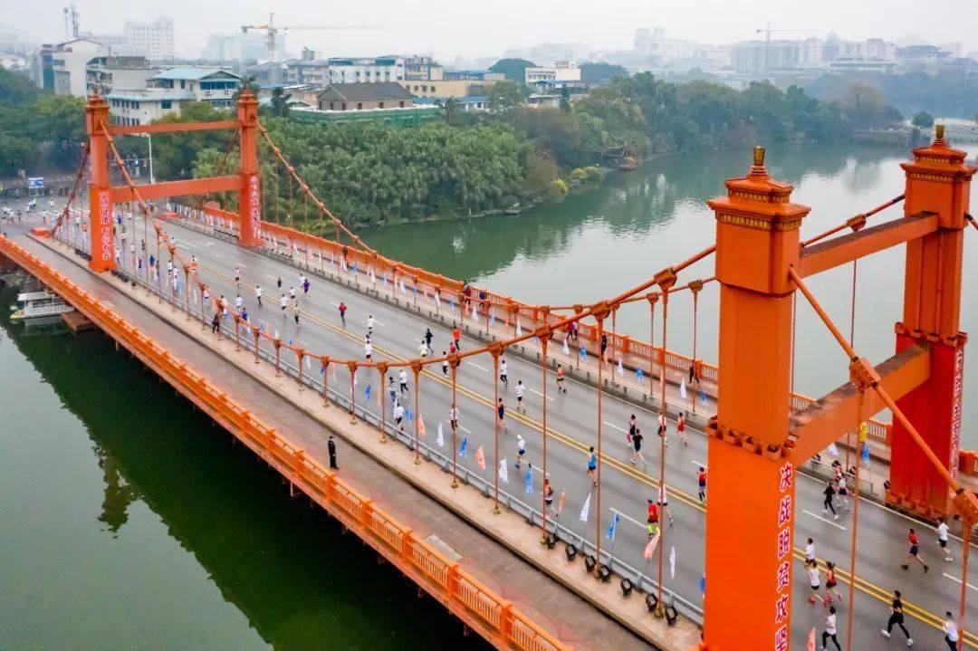 近几届赛道最抢眼的"红桥"▲烟波桂林马,风雨逍遥楼▲跨越42公里的