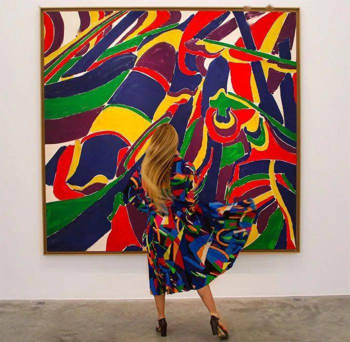 她花5年时间拍下1000张撞衫照片顶级的美是把自己穿成艺术品