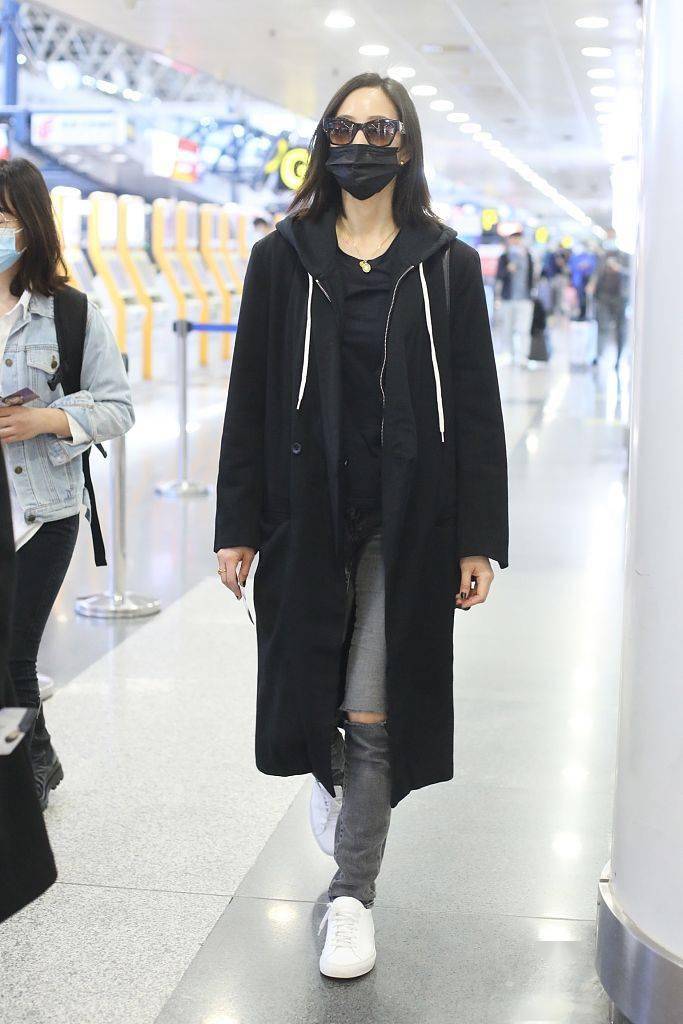 质感 张钧甯酷黑大衣叠穿连帽开衫 简约高级又美又飒