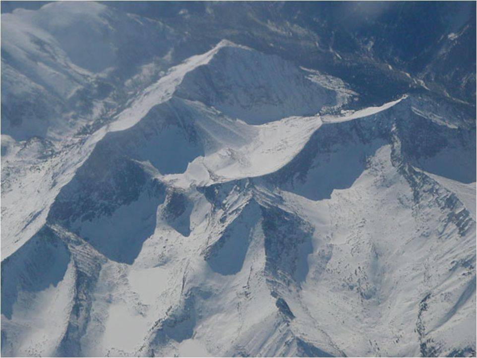 冰川侵蚀角峰图片