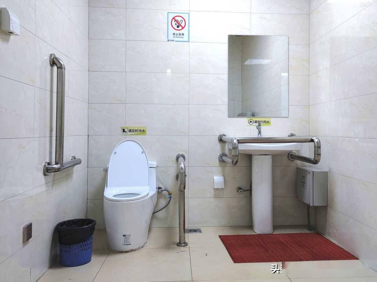 无障碍厕所为特殊群体提供便利宁波市残疾人联合会维权部相关负责人