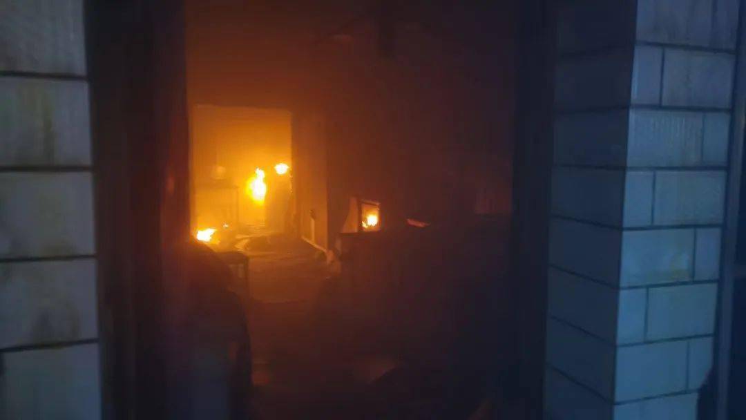 惊险!餐馆厨房着火,屋内有多个煤气罐