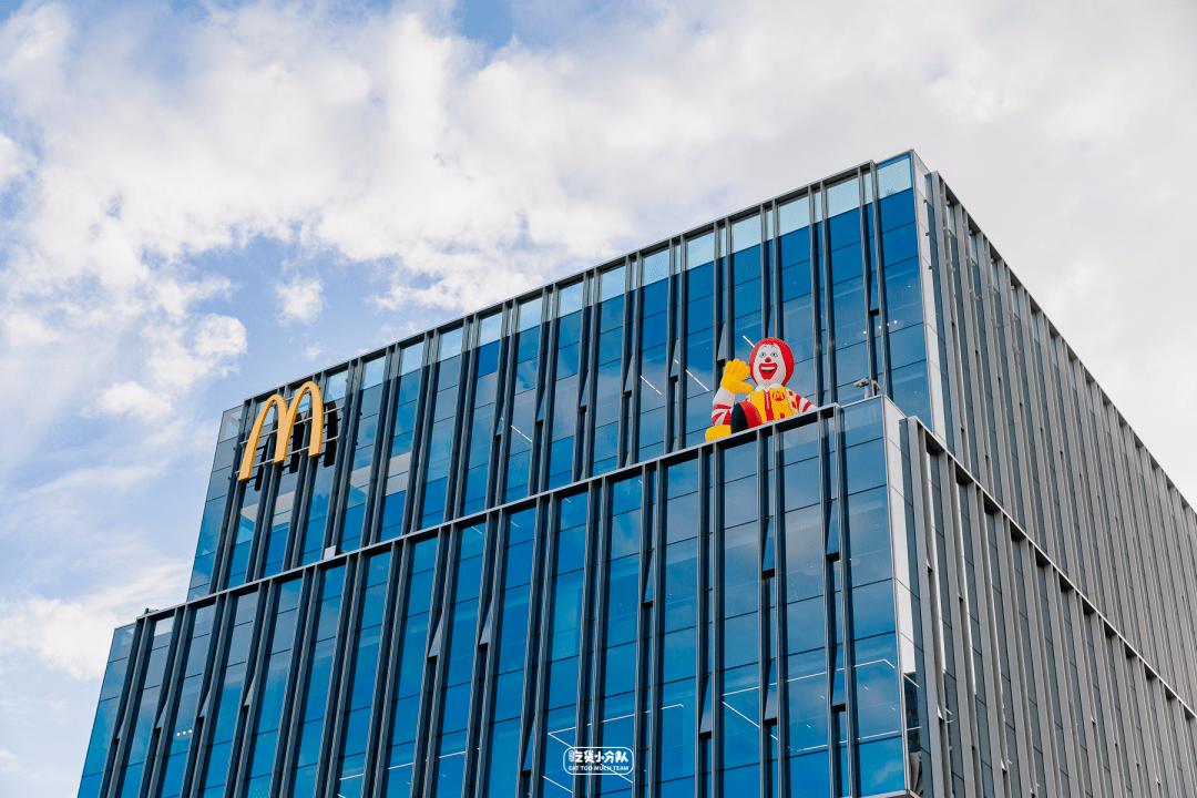 麦当劳中国总部,启用了在上海开了「超级麦当劳」8层楼高,近