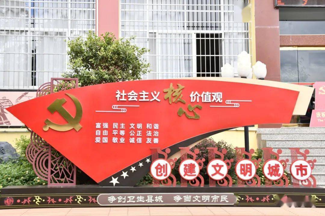 到处都能看到社会主义核心价值观景观牌,这些景观牌设计造型非常漂亮