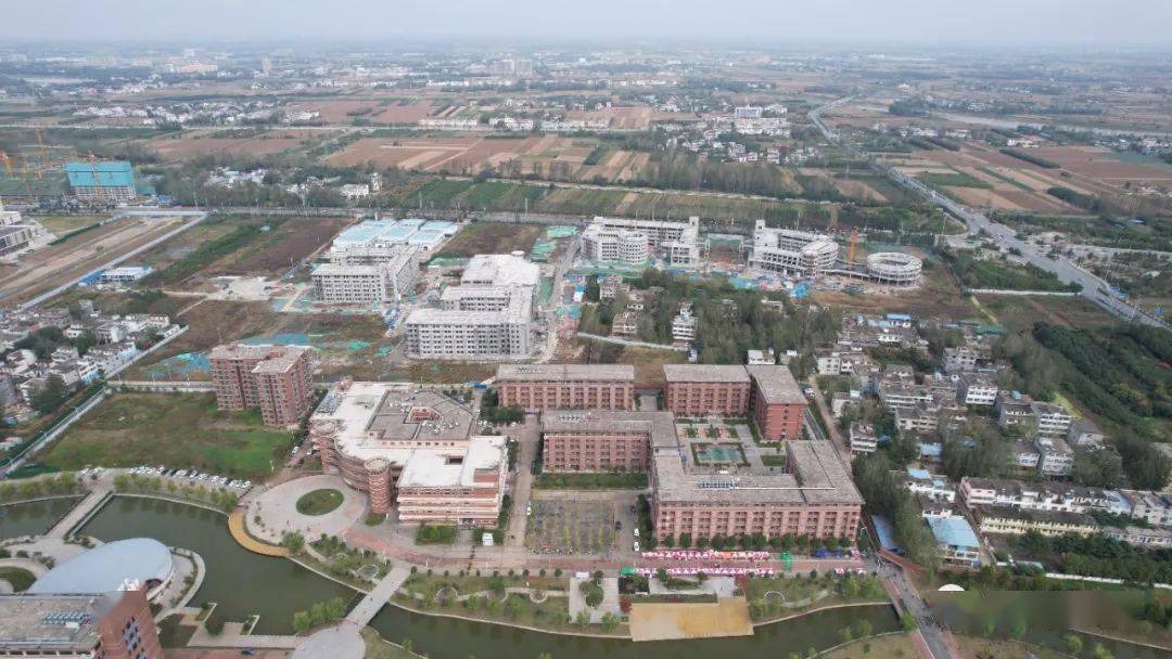 10月11日,邓州大学:南阳科技职业学院一期二期最新实拍来啦!