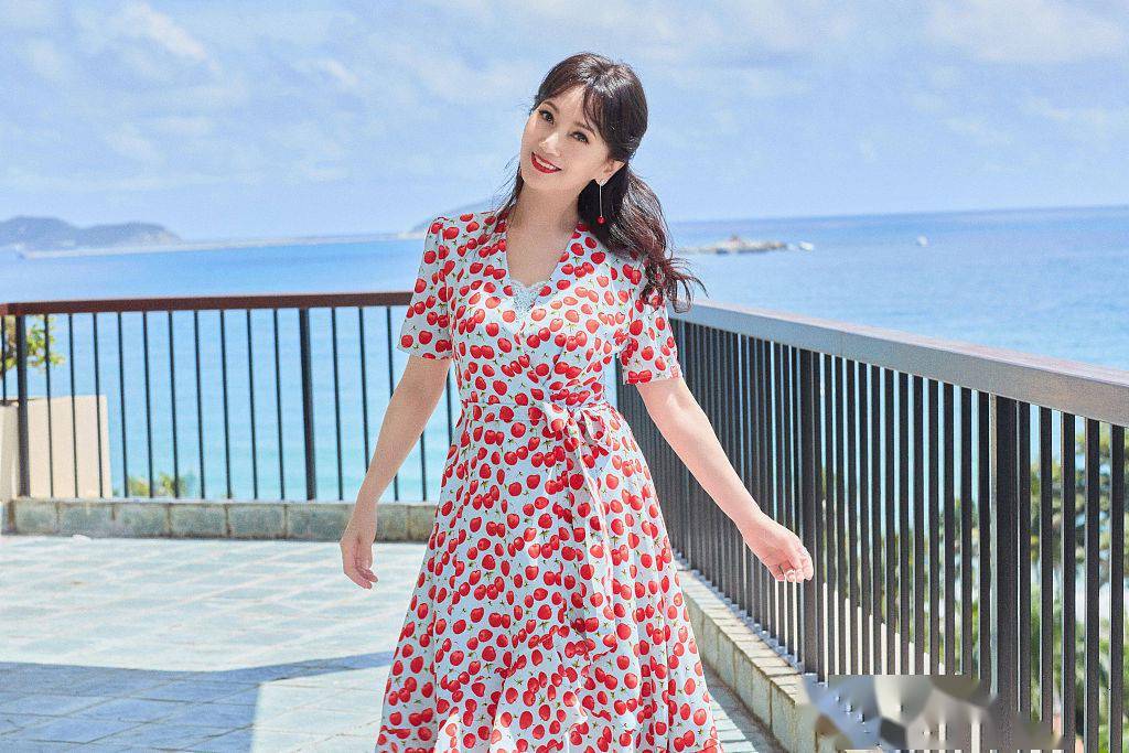 状态 赵雅芝海边度假大片释出甜美可人 穿波点红裙笑容粲然似仙女