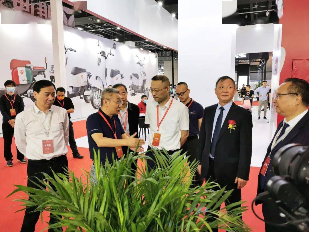 朝阳轮胎车胎销售部总经理陶建华向浙江省市场监督管理局副局长王状武