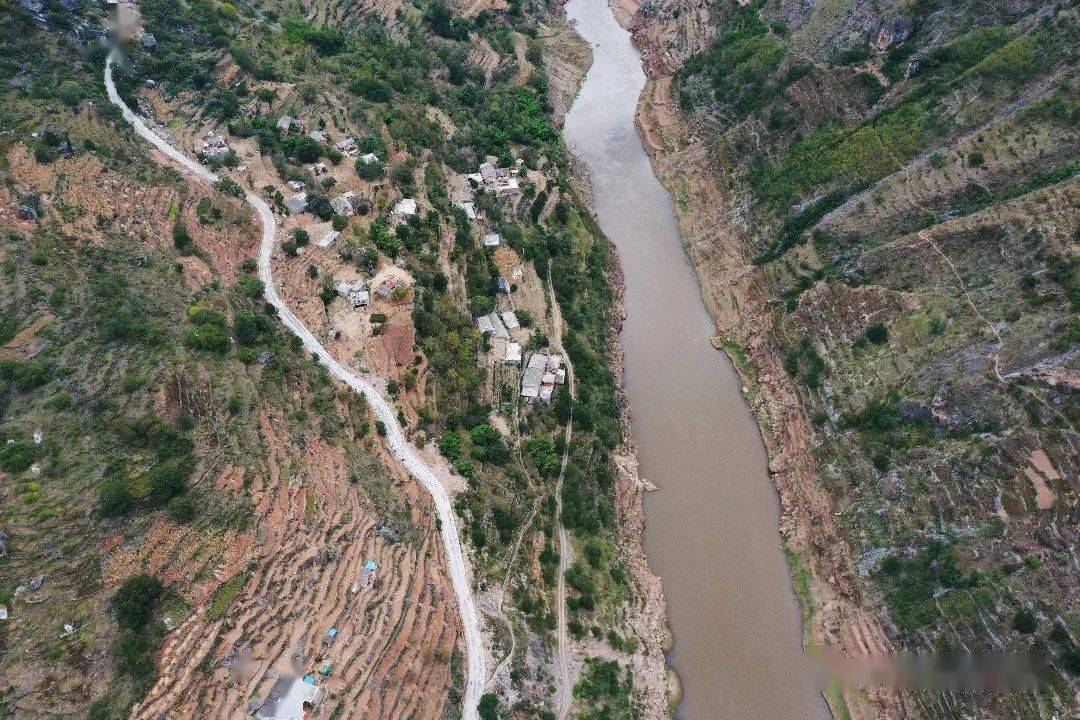 流域面积13320平方公里落差1660米干流长423公里牛栏江堪比科罗拉多大