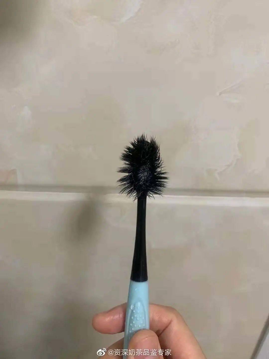 枕巾破洞牙刷呲花,男生用东西为什么这么费?