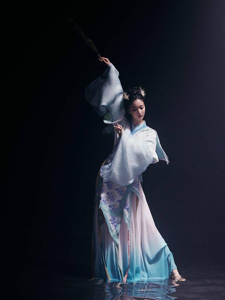 古宜今 王楚然古装出镜美若仙子 明眸皓齿气质端庄