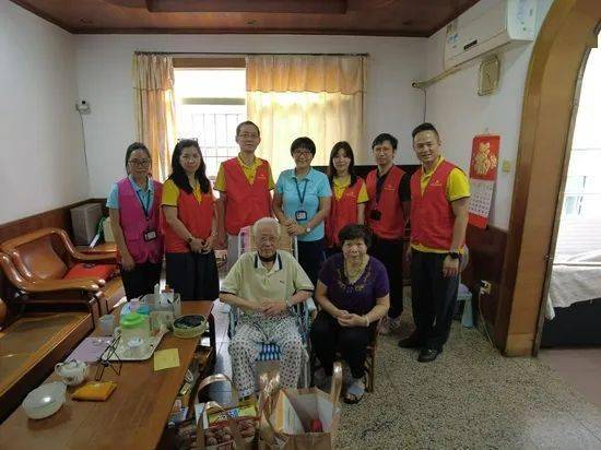 随后,谢慧仪等带队走访3个居民小组长者家庭,为他们送上慰问品,慰问金