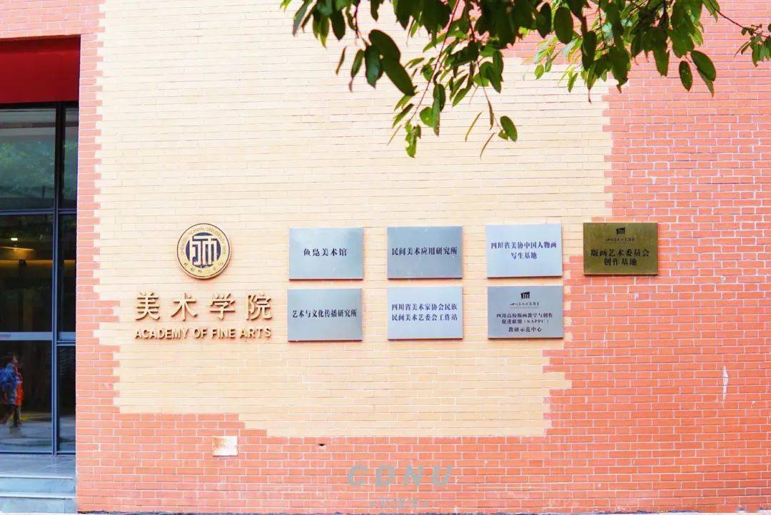 在进行活动的同时美术学院还举办了教师创作作品交流展为我们带来了一