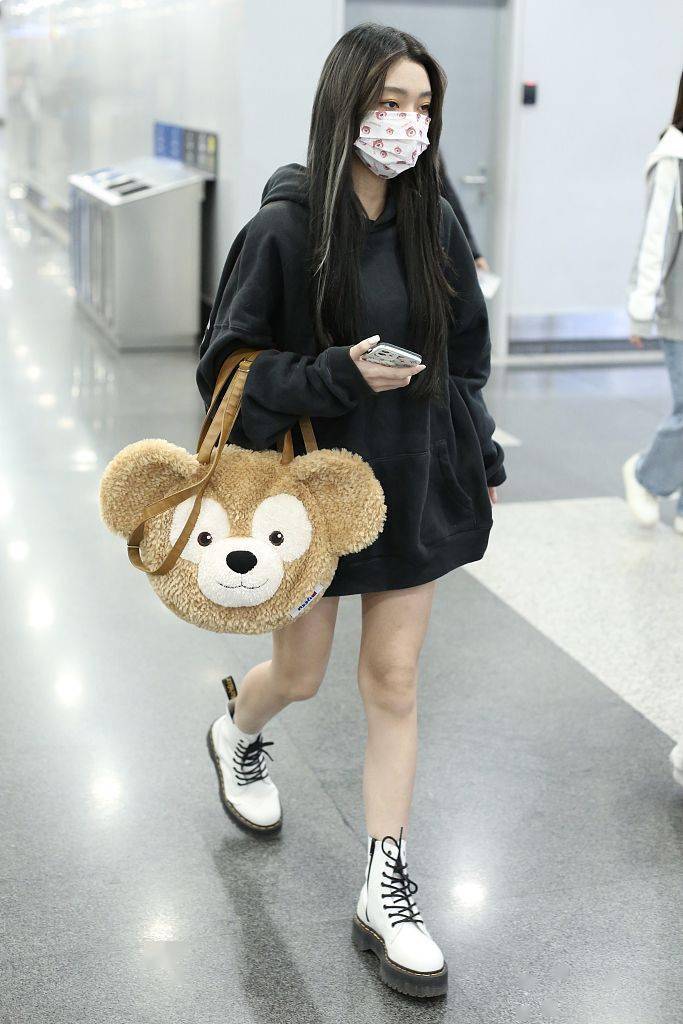 李紫婷穿oversize黑帽衫搭马丁靴 泰迪熊毛绒包甜酷十足
