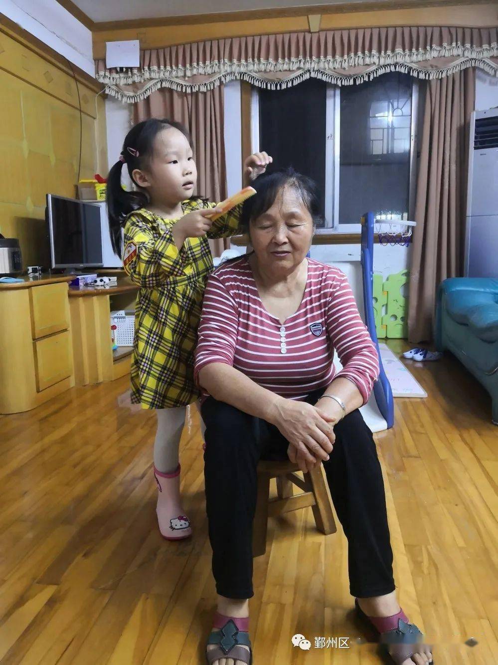 我给外婆梳梳头我给外婆揉揉肩能干的小玩家们爷爷奶奶辛苦啦,我来帮