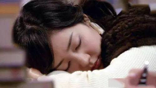 女人用这种姿势睡觉越睡越漂亮