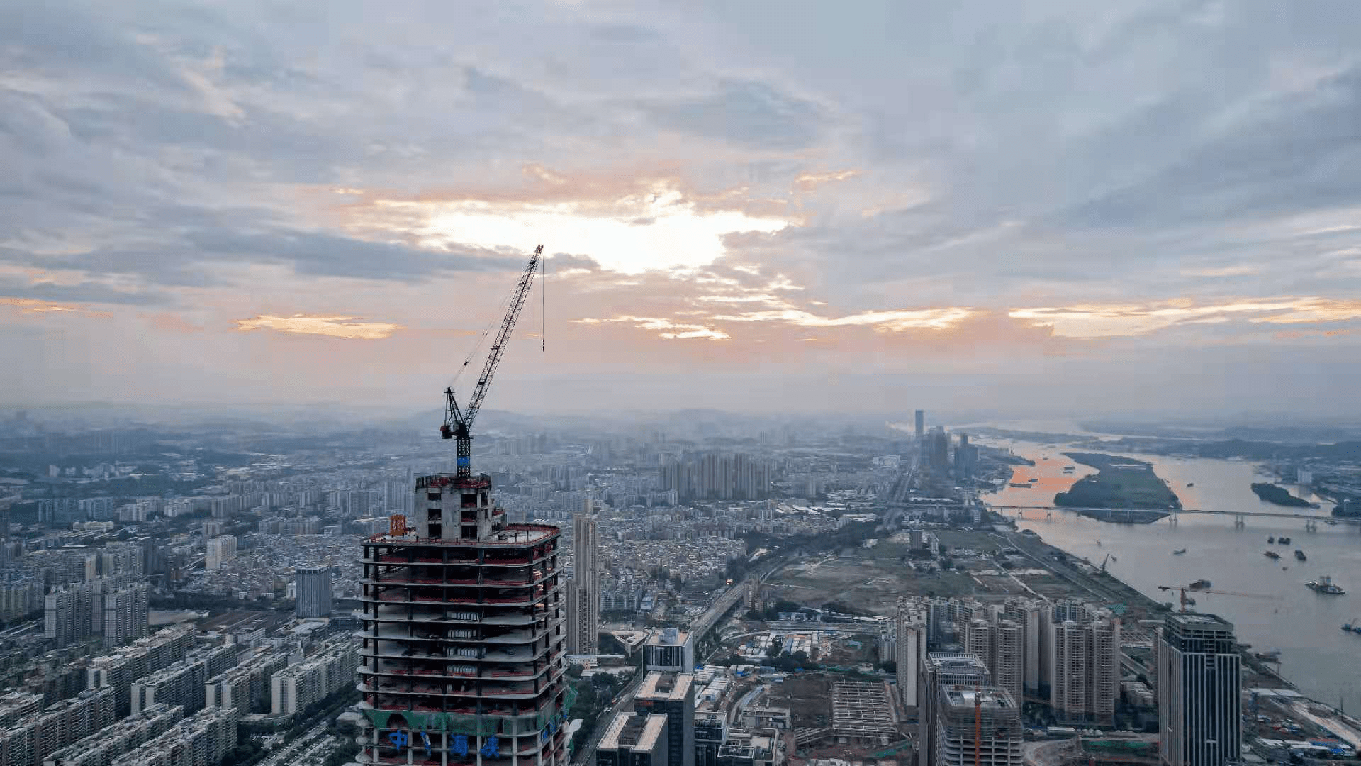 历经十年，广州金融城320米地标终于封顶！高空俯瞰超震撼