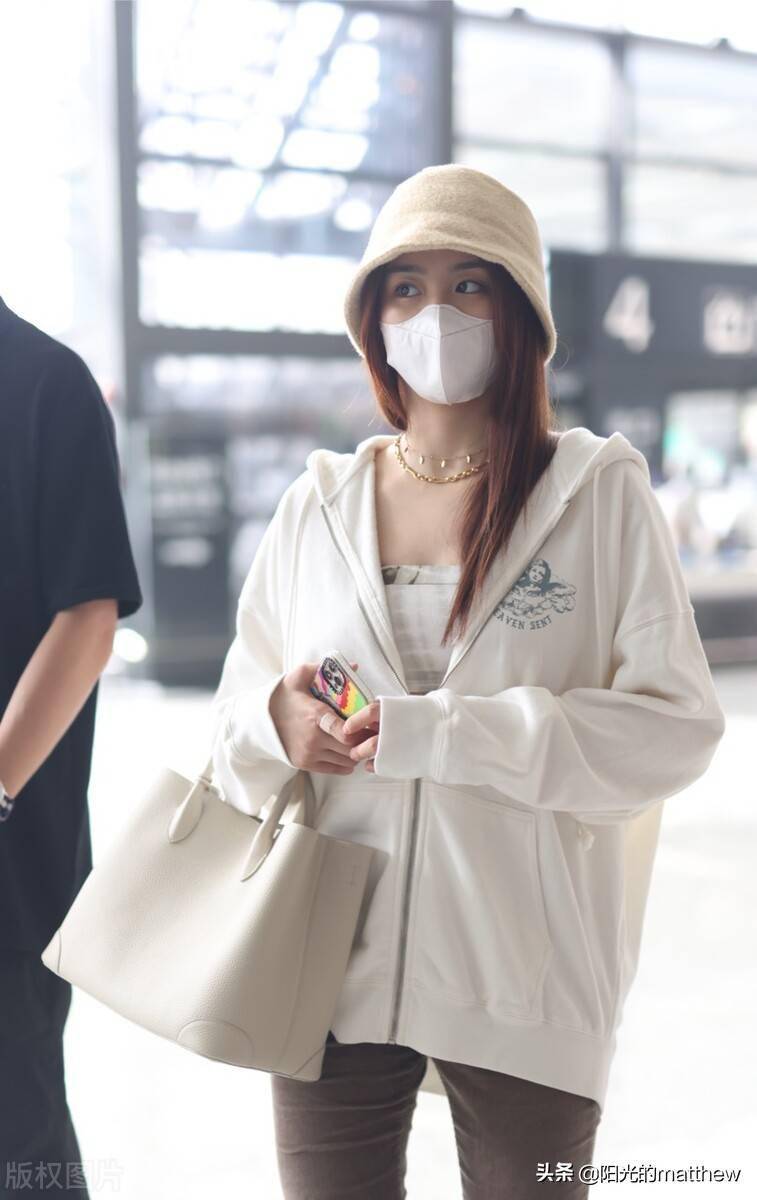 街拍:金子涵头戴渔夫帽口罩遮面,身穿拉链连帽卫衣休闲时尚