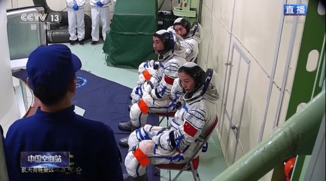 来源|持续更新丨3名航天员进入飞船返回舱进行发射前准备