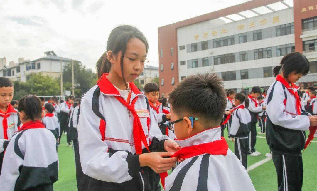 爭做新時代好少年 | 市實驗小學舉辦建隊日入隊儀式_少先隊員