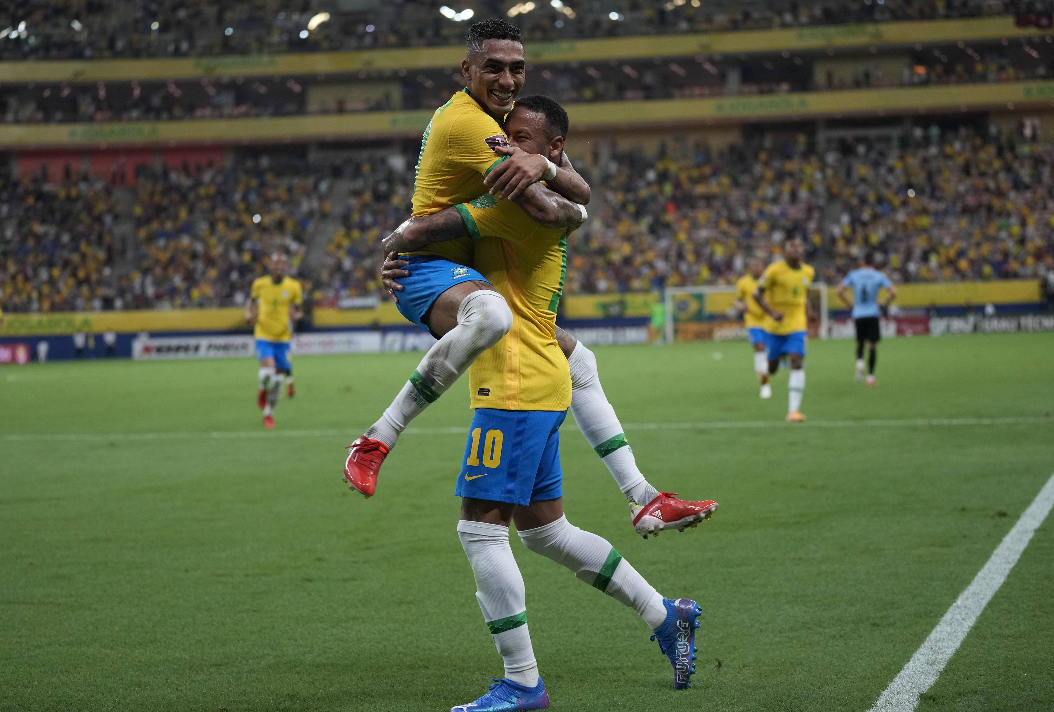 足球——世预赛:巴西胜乌拉圭