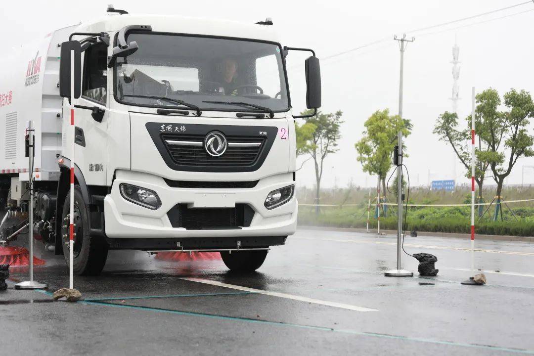 什么情况环卫工人居然上班时间踢足球