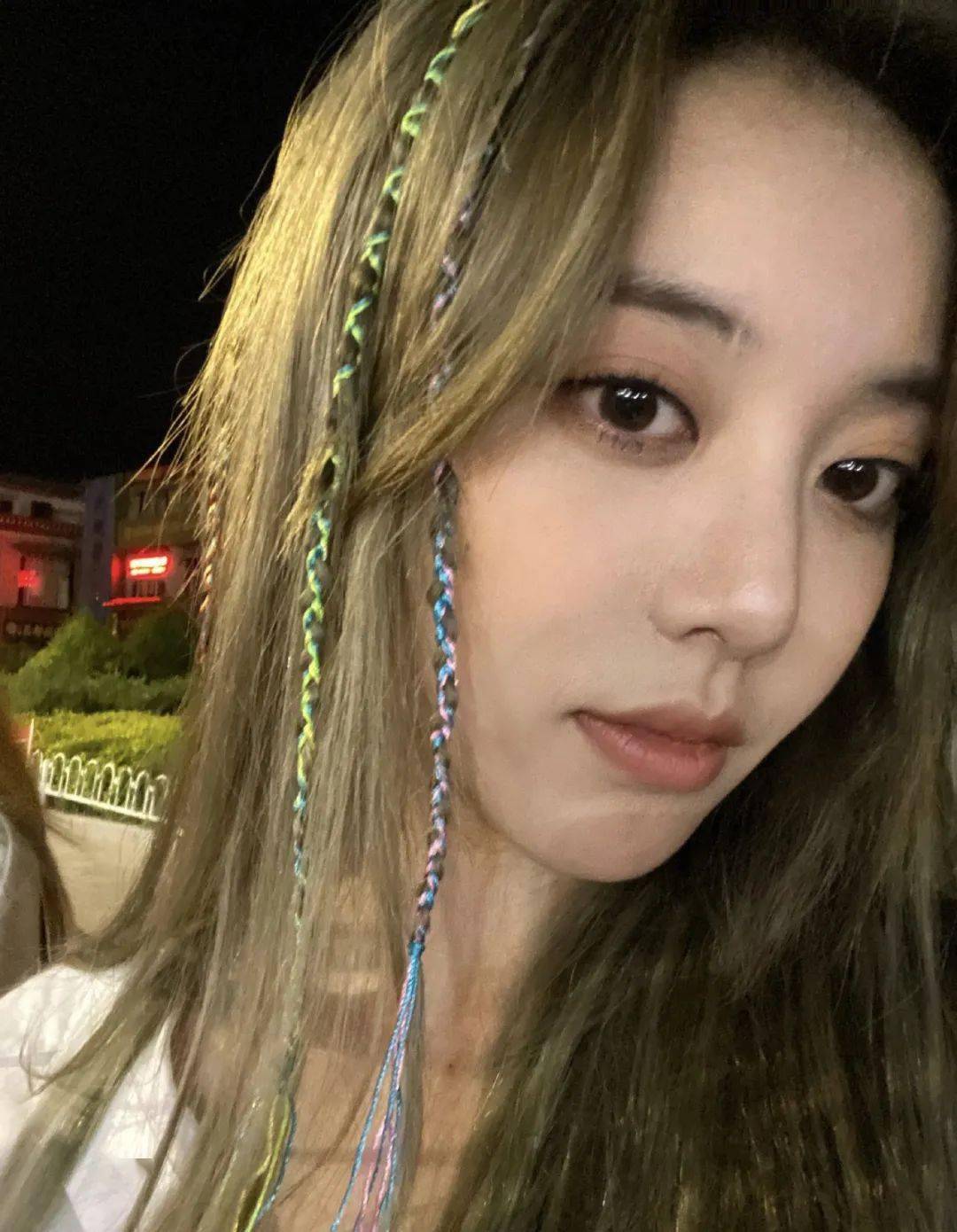 李沁刘 秋冬衣服朴素不出挑？李沁刘人语教你在发型上下功夫