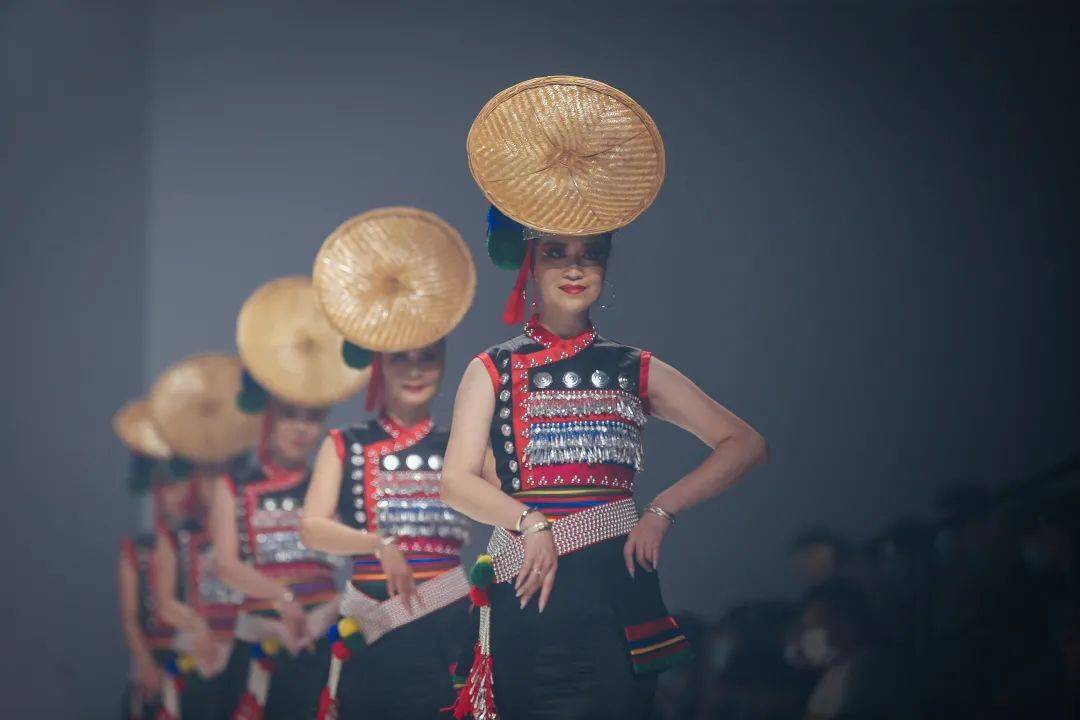 以时尚的视角,用服装设计师的创意对古滇国文化进行了全新的演绎诠释