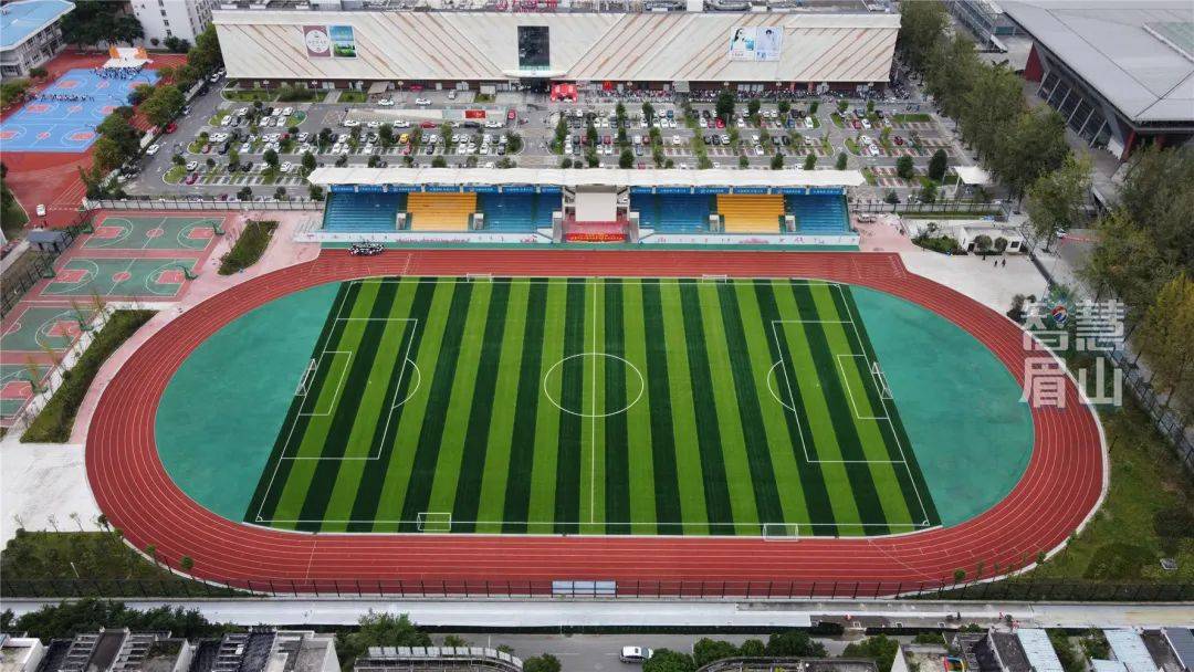 400米跑道,标准足球场.东坡体育场今日正式开放!一起来出汗