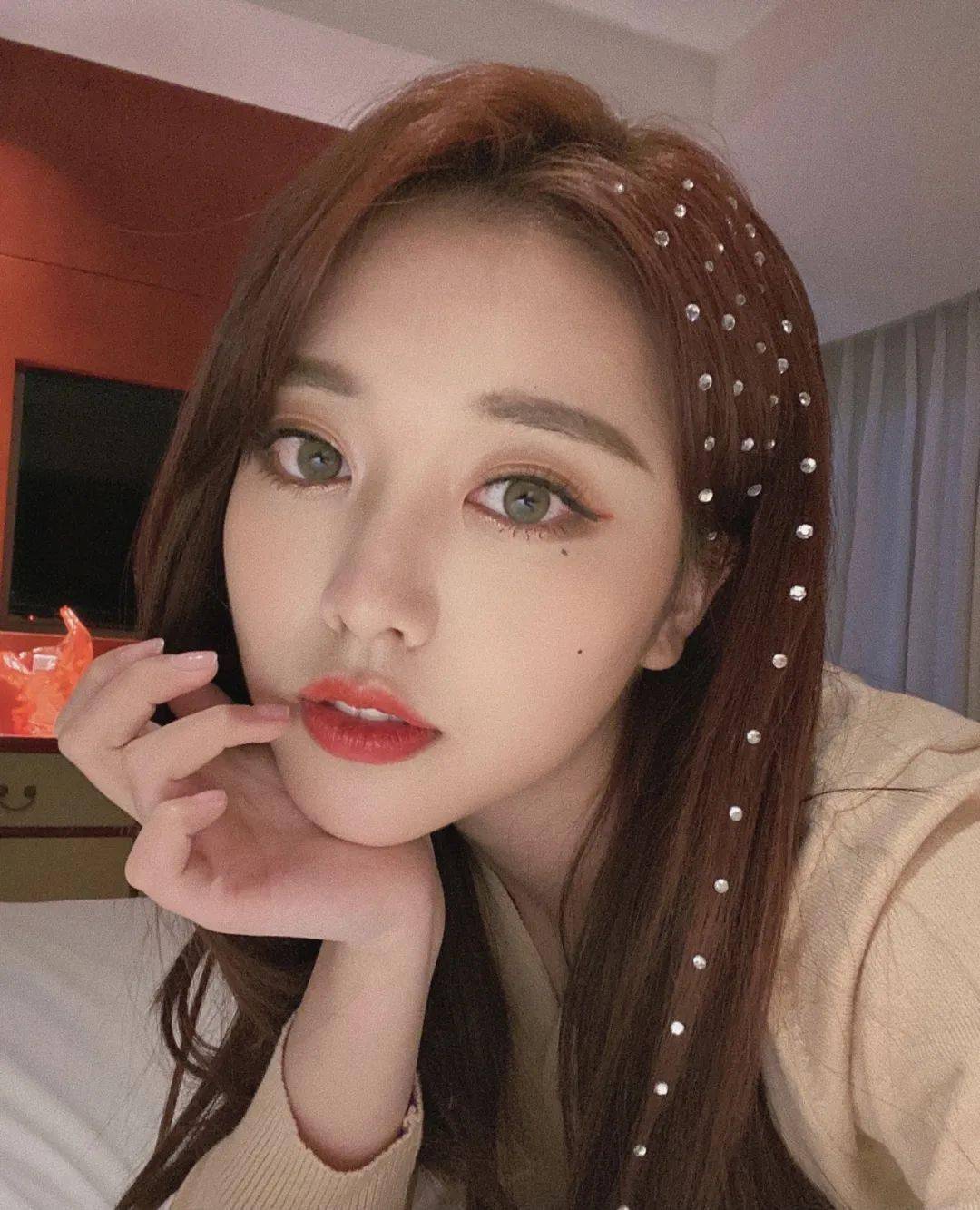 李沁刘 秋冬衣服朴素不出挑？李沁刘人语教你在发型上下功夫