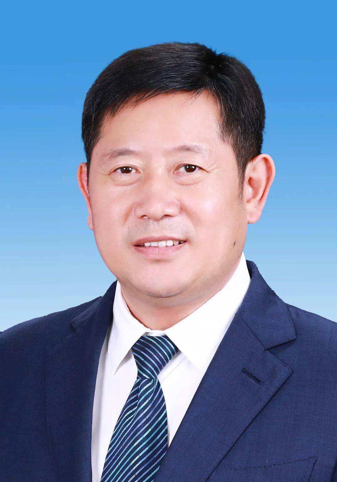 省委党校研究生,中共党员,现任达州市委常委,市直机关工委书记,达州
