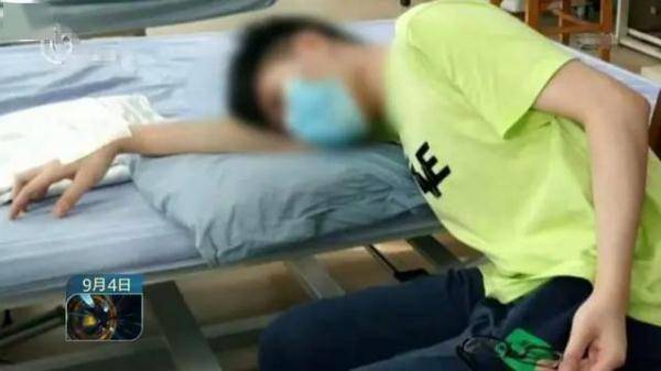 习惯|趴睡有多危险？一觉醒来手失去知觉，小伙因此面临手术……