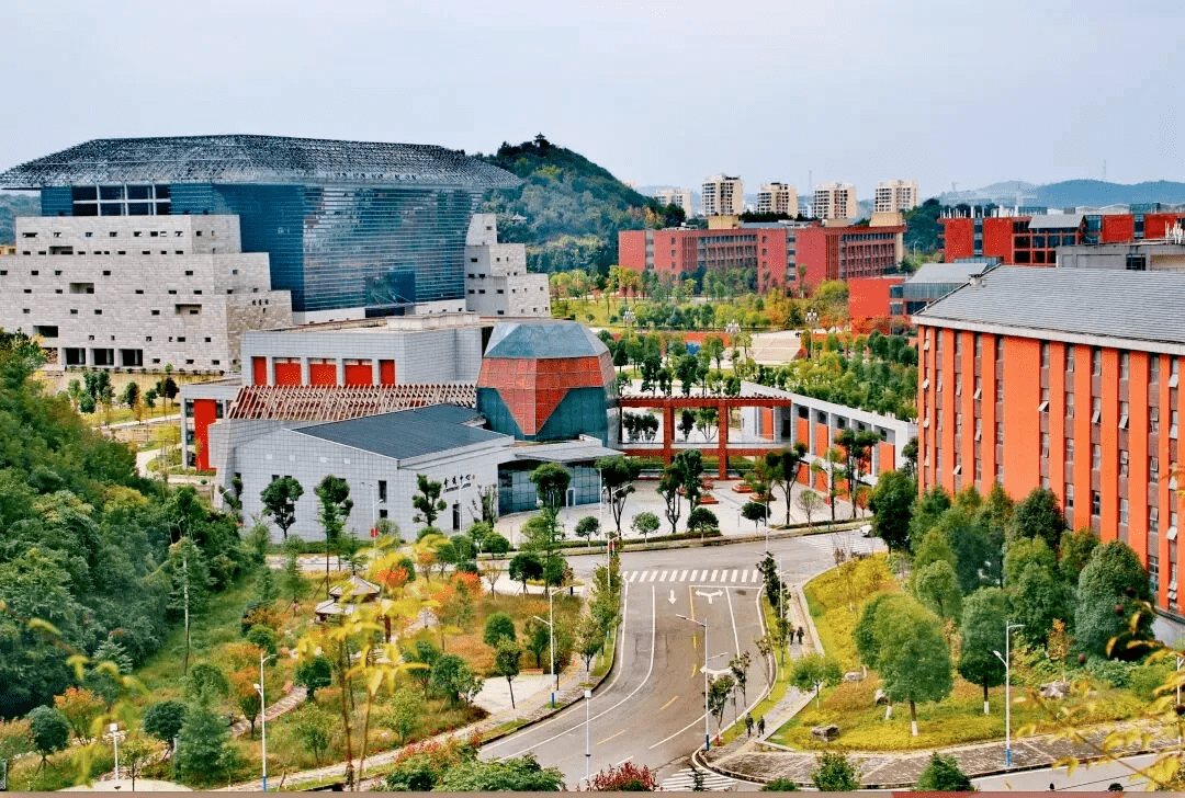 定格贵州高校的秋