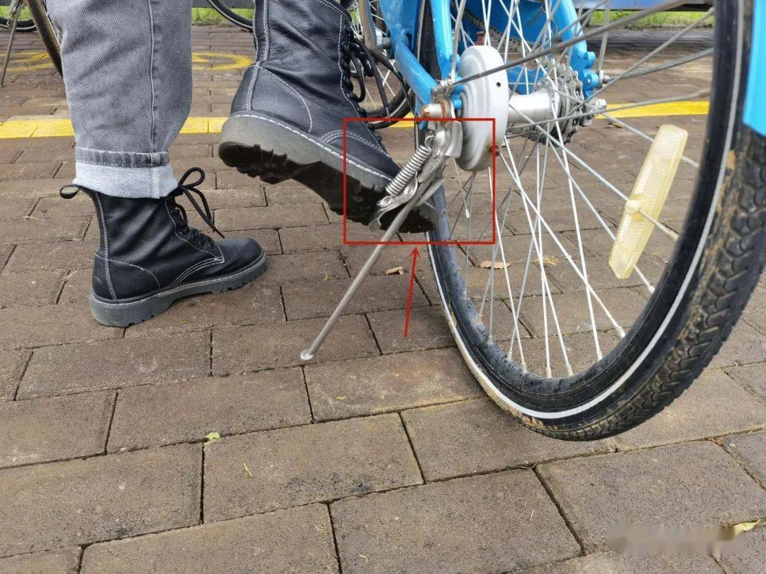 自行车弹簧支架撑脚架自动弹开结束骑行后脚将支撑架打回呈现正常支撑