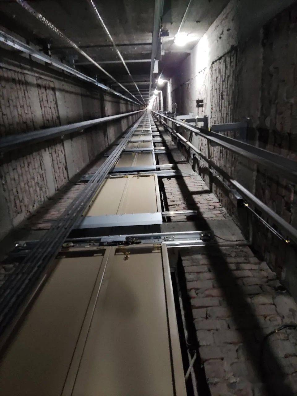 电梯钢丝绳生锈时说明需要更换了