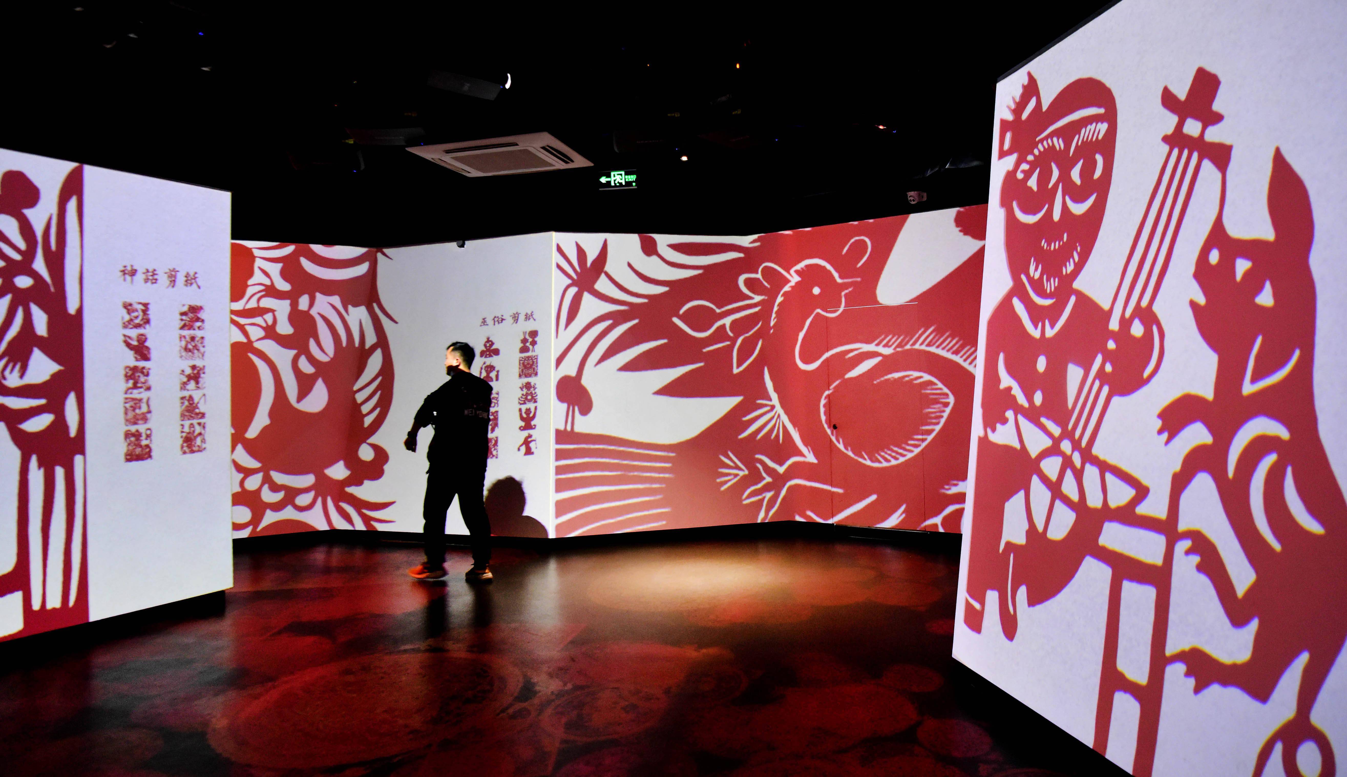 10月16日,游客在陕北民俗博物馆参观剪纸艺术 新华社记者 朱祥 摄