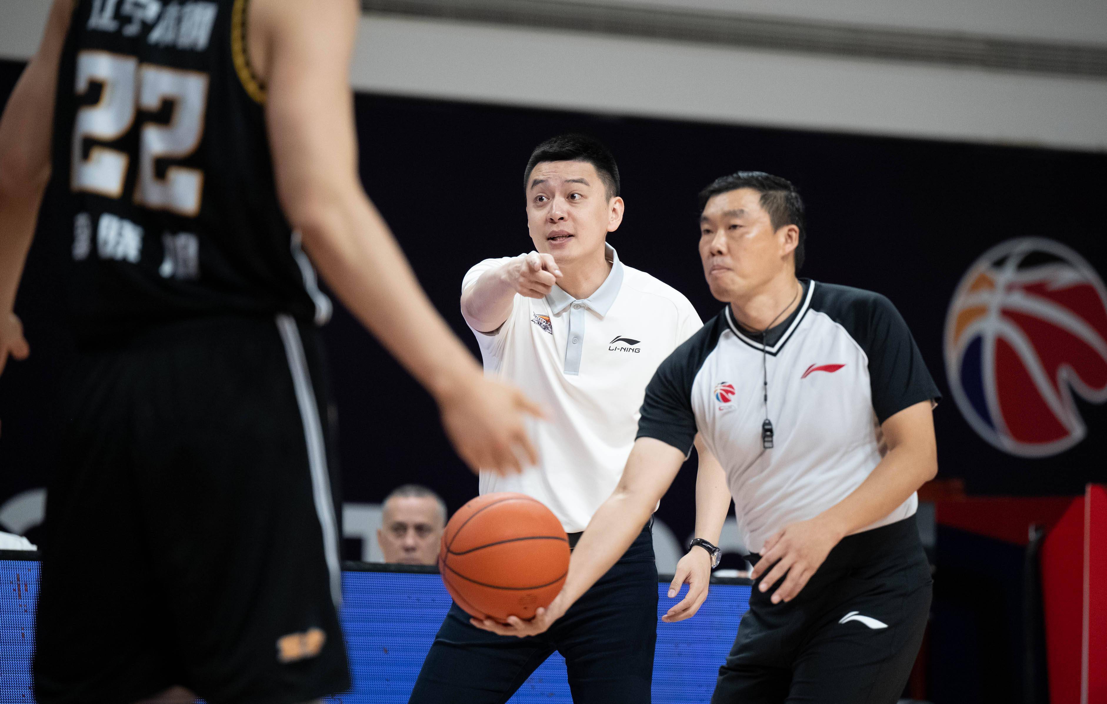 10月17日,辽宁本钢队主教练杨鸣(中)在场边指挥.