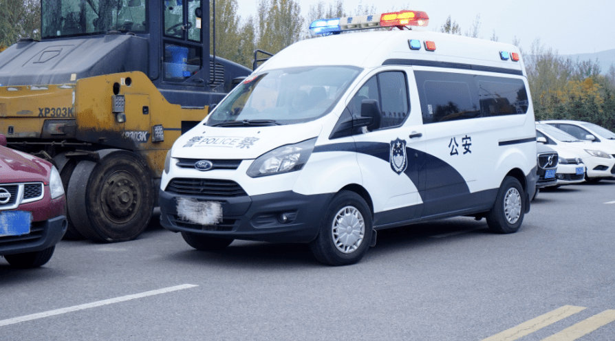 图集|"你赴考 我护航" 公安路政与你同行