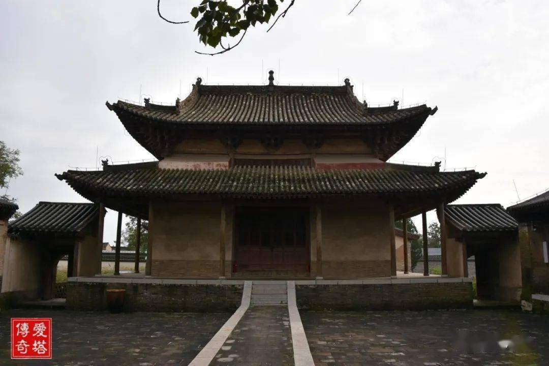 山西新绛光村福胜寺大殿渗漏,危及彩塑安全