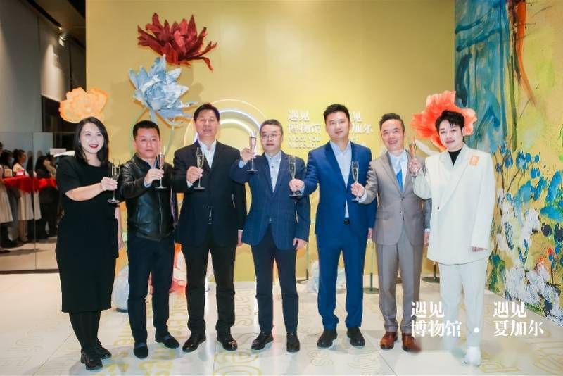 色彩|纯真、斑斓又诗意！在CBD遇见夏加尔和他的“漂浮的情侣”