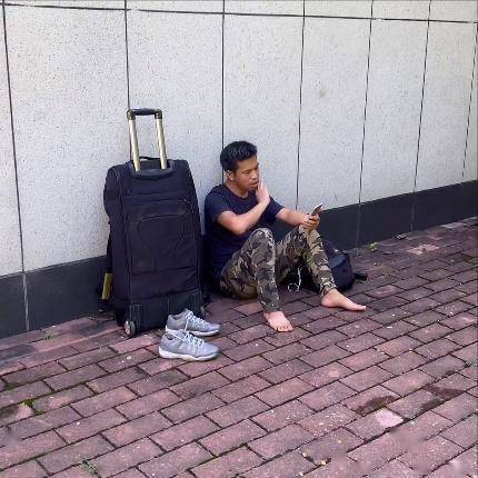 前财经记者回应流浪街头确实在流浪再苦再累也坚持看书和写作