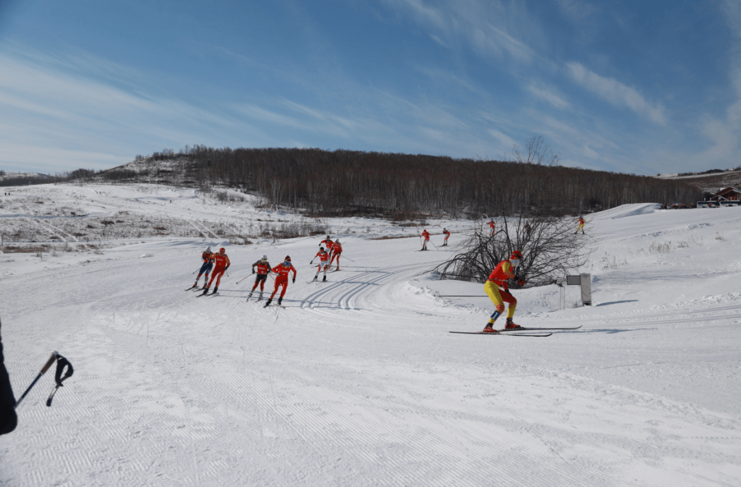 在凤凰山滑雪场,洁白的雪道穿越林海,与深秋色彩斑斓的凤凰山相得益彰