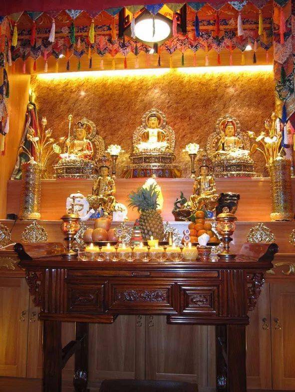 在佛教里对于使用饮食方面,早晨是天人吃饭的时候,中午是佛吃饭的时候