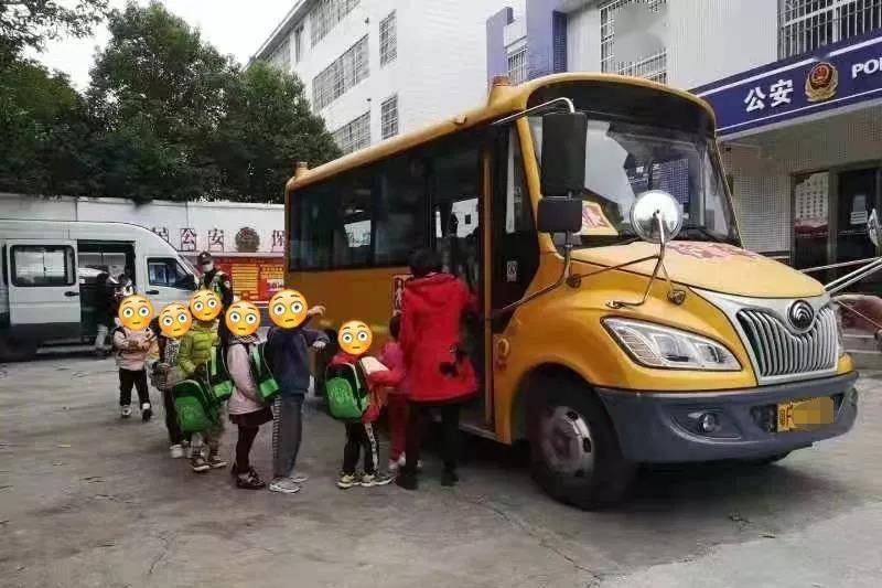 7座面包车改装成24座"校车",警方:暂扣车辆