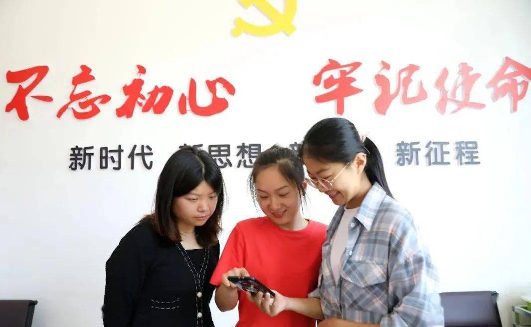女主干来报到四周宁县浦源镇溪坪村95后女支书郑怡馨