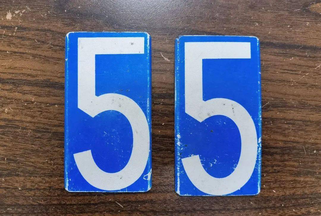 姜某表示为了逃避电子警察的抓拍,他使用了"号牌贴"将车牌尾号由"2"