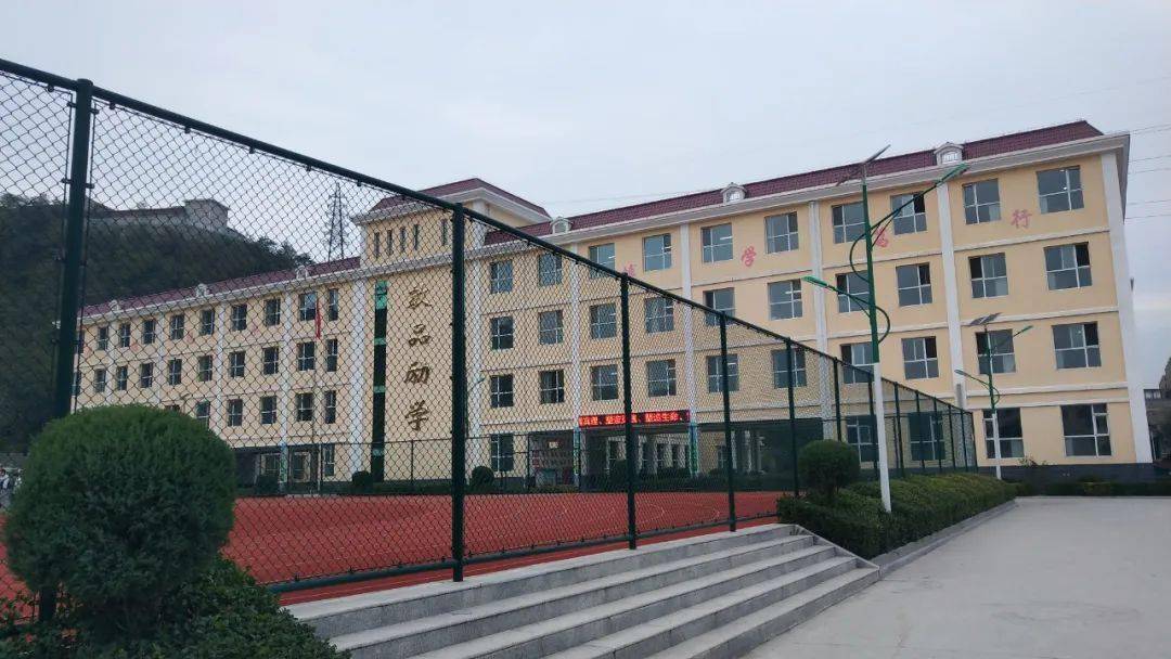 阳泉市第十四中学将本着"边行边试"原则,不断总结经验,完善制度,逐步