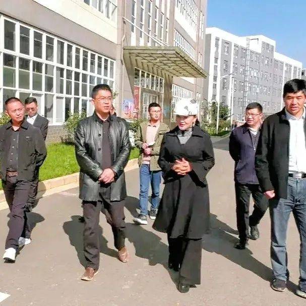 杨绪春陪同外商考察鲁甸核桃和苹果产业_发展