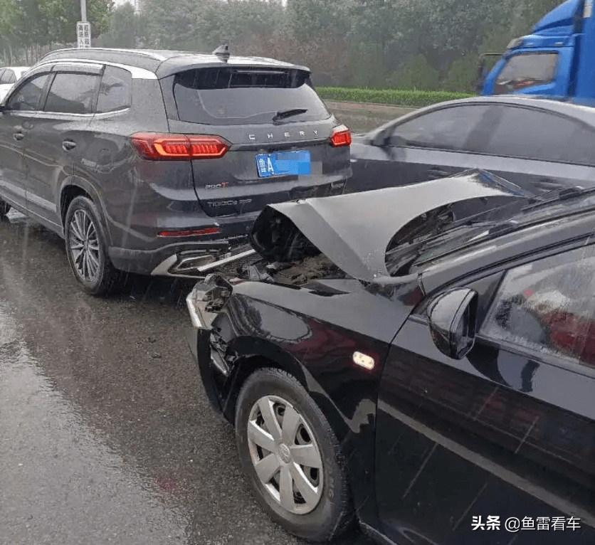 捷达追尾瑞虎8plussuv身形优势一览无遗网友备胎抢镜了