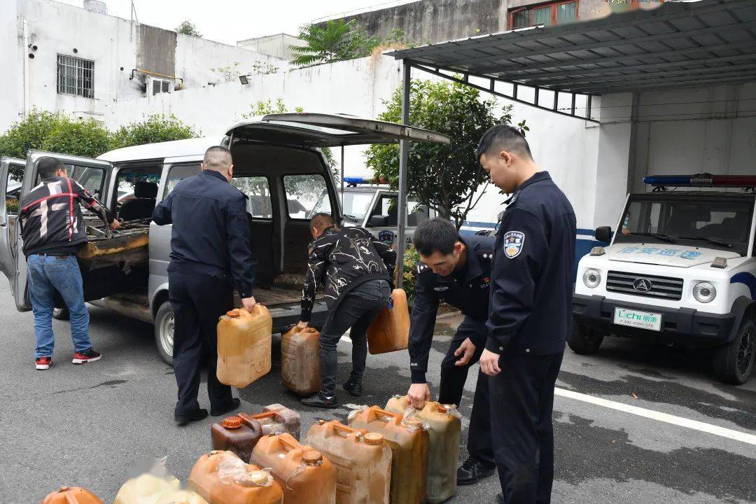 深夜公安城区有人撬开货车油盖偷油结果