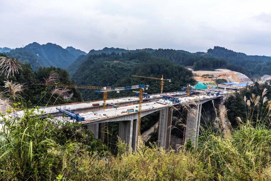 仁遵高速:大干一百天!大沟大桥和大发渠特大桥建设加快推进_施工